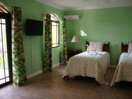 10 Bedroom Guesthouse - Montego Bay Cinnamon Hill Exteriör bild